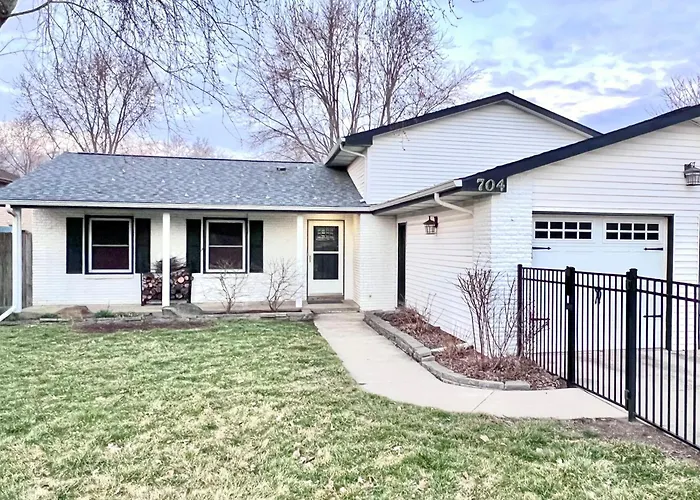 Family & Work-friendly 3bd W Fire Pit - U Of I 1m Ferienhaus Champaign