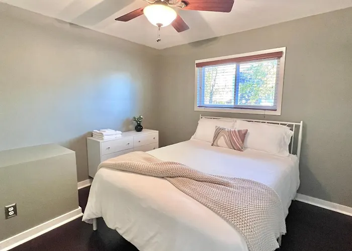 Family & Work-friendly 3bd W Fire Pit - U Of I 1m Ferienhaus Champaign