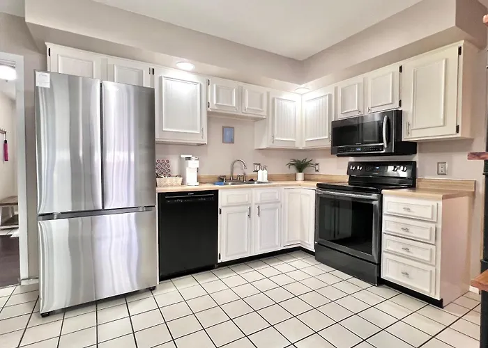 Family & Work-friendly 3bd W Fire Pit - U Of I 1m *