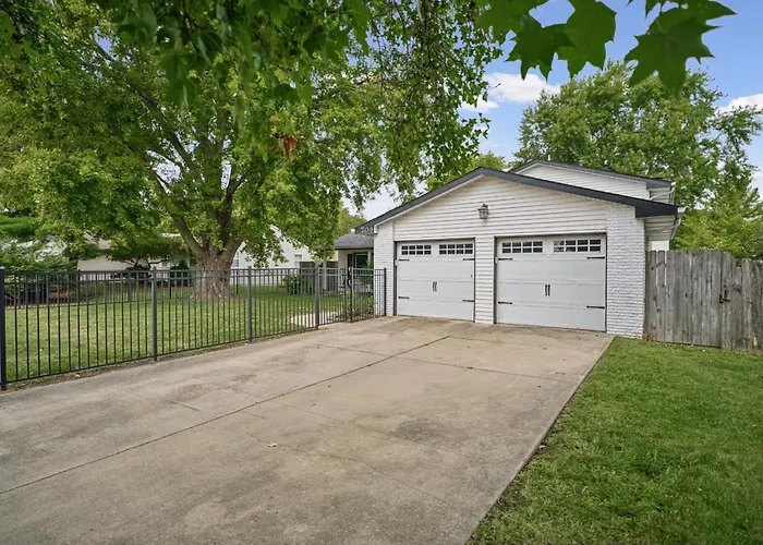 Family & Work-friendly 3bd W Fire Pit - U Of I 1m Ferienhaus Champaign