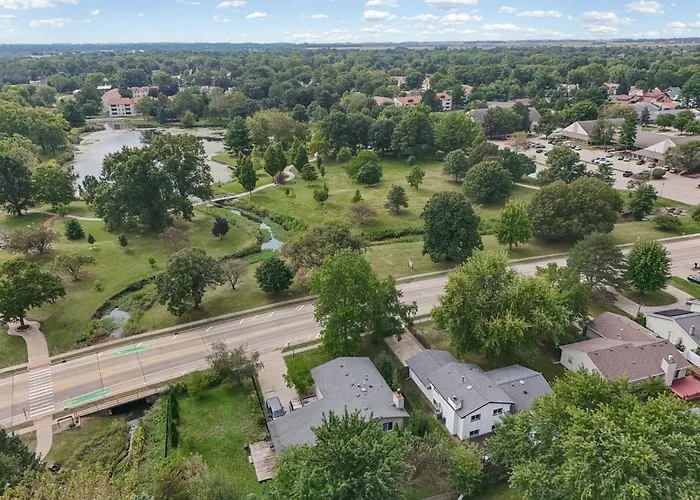 Family & Work-friendly 3bd W Fire Pit - U Of I 1m Ferienhaus Champaign