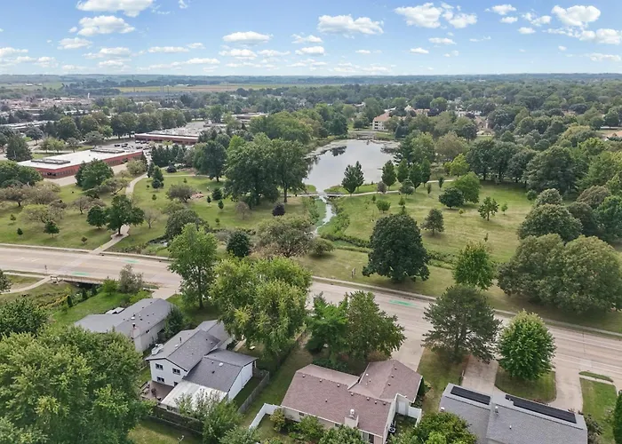 Family & Work-friendly 3bd W Fire Pit - U Of I 1m * Champaign